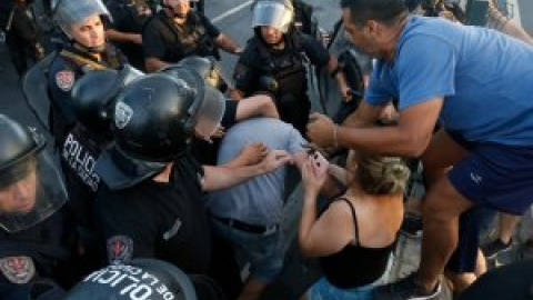 Represión policial en un barrio de Buenos Aires ante las protestas de los vecinos por los cortes de luz y agua