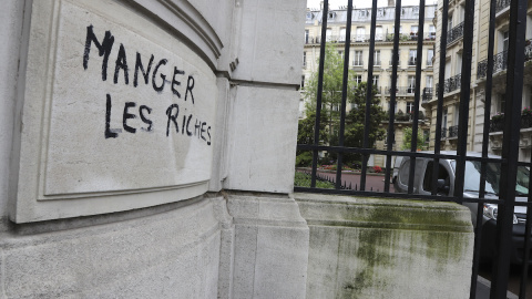 Imagen de archivo de una pintada en Montparnasse, París, en la que se puede leer el lema 'Cómete al rico'.