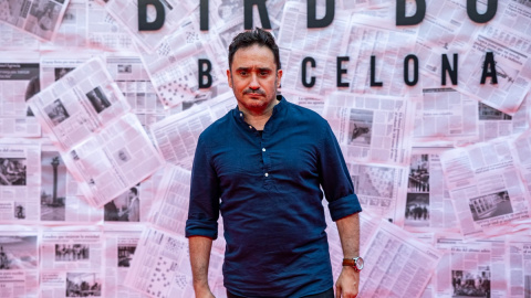 El director de cine J. A. Bayona posa en el photocall durante la presentación de la película ‘Bird Box Barcelona’ en el Teatro Tivoli, a 29 de junio de 2023, en Barcelona