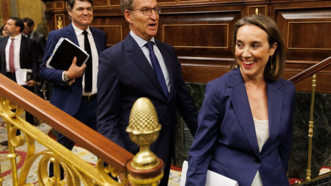 De izquierda a derecha; Carlos Rojas, Alberto Núñez Feijóo y Cuca Gamarra, a su llegada al Congreso, a 19 de septiembre de 2023, en Madrid.