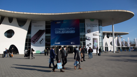 Visitantes abandonan la Fira en la clausura del Mobile World Congress 2022, en la Fira de Barcelona, a 3 de marzo de 2022, en L'Hospitalet de Llobregat, Barcelona, Catalunya (España).