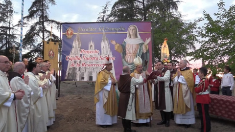 El obispo de Getafe, Ginés García Beltrán, y los miembros de la asociación Heraldos del Evangelio, en el acto de colocación de la primera piedra de la iglesia que proyectan construir en su 'macroproyecto' religioso en la localidad madrileña de Sevil