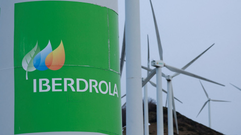 Aerogeneradores con el logo de Iberdrola en un parque eólico en el Monte Oiz, cerca de Durango (Vizcaya). REUTERS/Vincent West