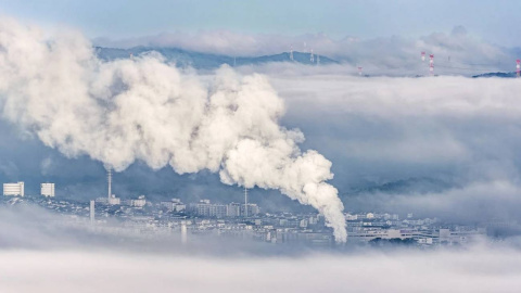 Contaminación del aire. Las partículas nocivas proceden de los tubos de escape de los vehículos o la la quema de combustibles, de la industria, entre otros.