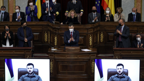 05/04/2022.- El presidente del Gobierno, Pedro Sánchez, aplaude tras la intervención por videoconferencia del presidente de Ucrania, Volodímir Zelenski, en el Congreso. / Chema Moya