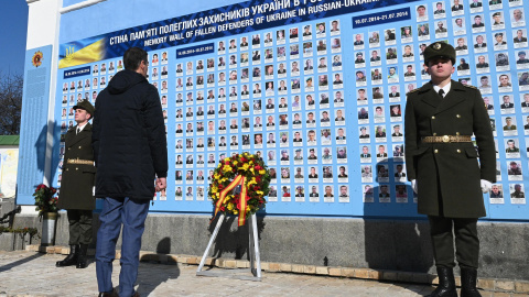 El presidente del Gobierno, Pedro Sánchez, hace una ofrenda floral a los soldados ucranianos caídos durante la guerra, en Bucha (Ucrania), a 23 de febrero de 2023.