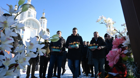 El presidente del Gobierno, Pedro Sánchez, realiza una ofrenda floral a los caídos en la guerra durante su visita el barrio de Irpín en Bucha (Ucrania), a 23 de febrero de 2023.