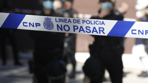 Imagen de archivo de varios policías vigilando una vivienda en el distrito de Villaverde, a 5 de noviembre de 2021, en Madrid.