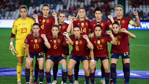 La selección femenina posa puño en alto minutos antes de enfrentarse a Suiza, a 26 de septiembre de 2023, en Córdoba.