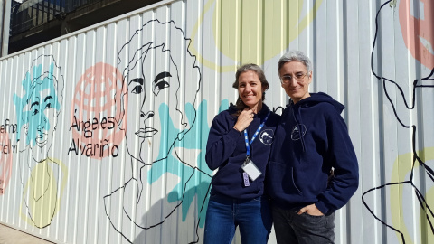 Ribas i Sabaté davant d'un mural de dones científiques.