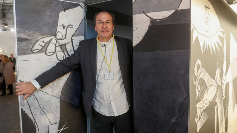 El artista Eugenio Ampudia, junto a su obra 'Refugio 2023', en la Feria de Arte Contemporáneo ARCO.