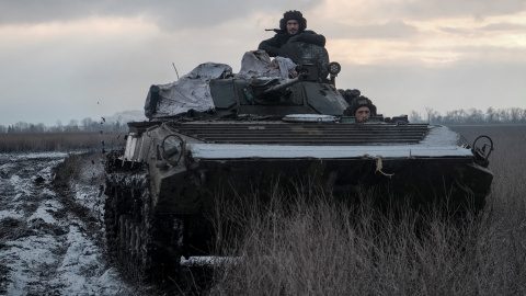 Los miembros del servicio ucraniano viajan en un vehículo de combate de infantería BMP-1.