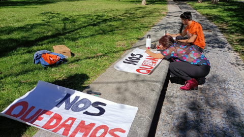 Vecinos del bloque en la calle Ermita del Santo, 14 de Madrid preparan pancartas para protestar junto al Sindicato de Inquilinas de Madrid contra la especulación inmobiliaria en el barrio.