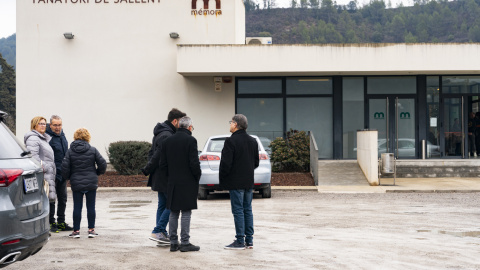 Familiares y amigos de Iván, el menor que se suicidó al precipitarse desde el balcón de su casa junto a su hermana gemela, que resultó herida grave, acuden al tanatorio de Sallent, a 26 de febrero de 2023.