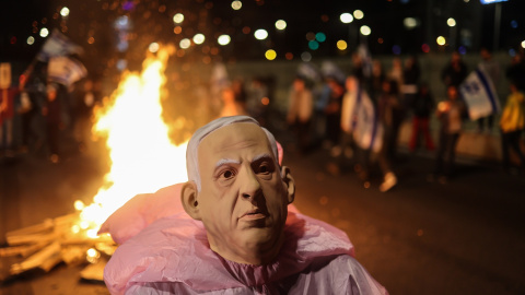 26/02/2023. Un manifestante porta una máscara de Benjamín Netanyahu durante las protestas contra el Gobierno de Israel, a 25 de febrero, en Tel Aviv.