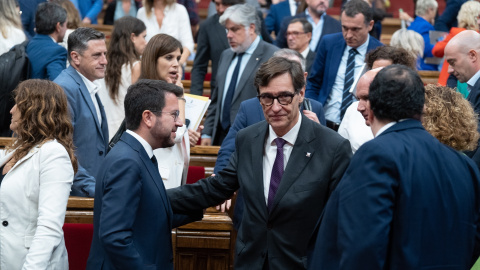 El president de la Generalitat de Catalunya, Pere Aragonès; el líder del PSC, Salvador Illa y el conseller de Interior, Joan Ignasi Elena, en el Parlament de Catalunya, a 26 de septiembre de 2023.