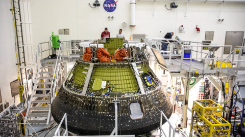 La cápsula Artemis I Orion dentro de la Instalación de Procesamiento de Cargas Múltiples (MPPF) en el Centro Espacial Kennedy en Florida a 6 de enero de 2023.