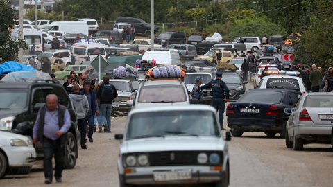 Vehículos y personas a pie buscan cruzar a Armenia tras marcharse de Nagorno Karabaj, en Kornidzor, a 26 de septiembre de 2023.