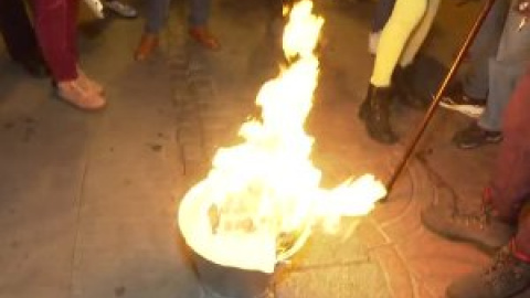 Queman fotos del rey en una protesta con escaso seguimiento convocada por la ANC en Barcelona