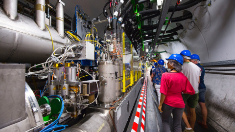 Imagen de una visita al acelerador de partículas del CERN, En Francia y Suiza.