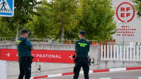 Foto de archivo de dos guardias civiles, ante la sede de la RFEF.