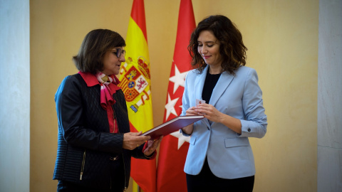 La nueva fiscal superior de la Comunidad de Madrid, Almudena Lastra (i), entrega a la presidenta de la Comunidad de Madrid, Isabel Díaz Ayuso (d), la Memoria de actividad de la Fiscalía del Tribunal Superior de Justicia de Madrid correspondiente al año