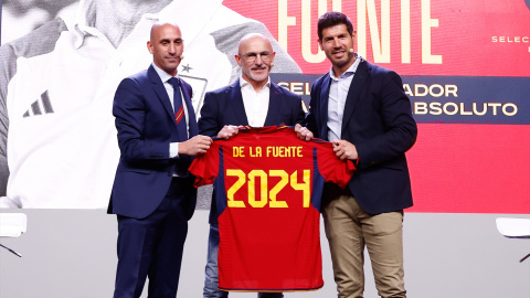 El expresidente de la RFEF Luis Rubiales, el seleccionador español, Luis de la Fuente, y el director de la selección masculina, Albert Luque, durante un acto en Madrid, a 12 de diciembre de 2022.