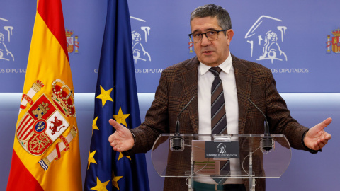 21/02/2023.- El portavoz socialista Patxi López ofrece una rueda de prensa en el marco de la reunión de la Junta de Portavoces este martes en el Congreso. EFE/ J.J.Guillen