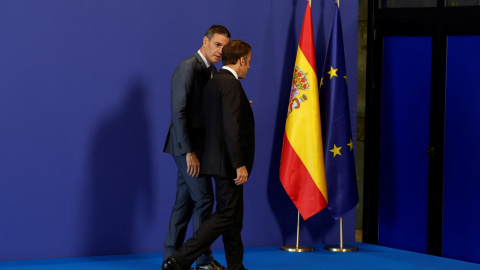 El presidente del Gobierno, Pedro Sánchez, conversa brevemente con el presidente francés, Emmanuel Macron, a su llegada a la cumbre extraordinaria de la UE, en Granada. REUTERS/Jon Nazca