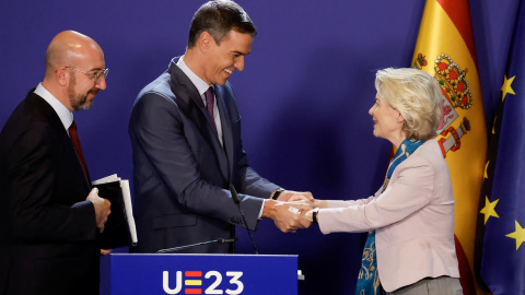 El presidente del Gobierno, Pedro Sánchez, con la presidenta de la Comisión Europea,  Ursula von der Leyen, y el presidente del Consejo Europeo, Charles Michel, en la rueda de prensa conjunta de cierre de la cumbre extraordinaria de la UE en Granada. RE