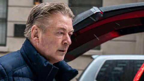 El actor Alec Baldwin sale de su casa en New York