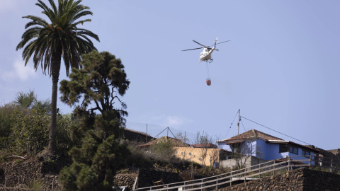 06/10/2023 - Imagen de un helicóptero cargando agua para refrescar la zona del incendio forestal de Tenerife en Santa Úrsula a día 6 de octubre.