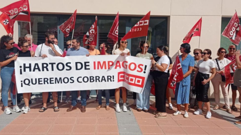 Varias trabajadoras en una manifestación contra los impagos, en El Cornetín, Ceuta.