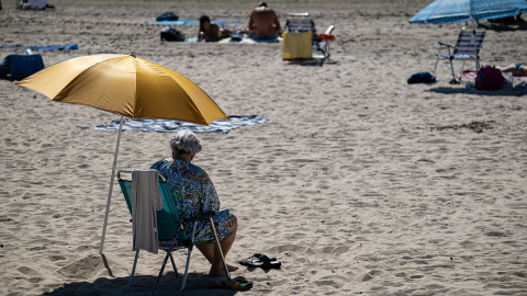 Una mujer en la playa Silgar, a 30 de septiembre de 2023, en Sanxenxo, Pontevedra, Galicia (España).