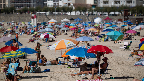 Decenas de personas en la playa Silgar, a 30 de septiembre de 2023, en Sanxenxo, Pontevedra, Galicia