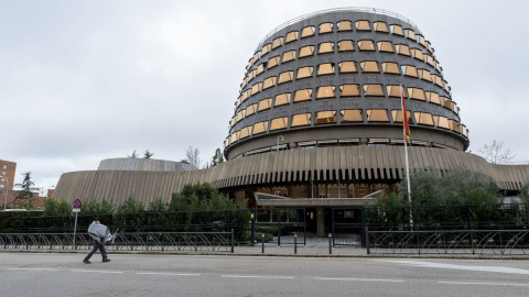 Un operario lleva un sillón de oficina nuevo al Tribunal Constitucional, a 29 de diciembre de 2022, en Madrid.