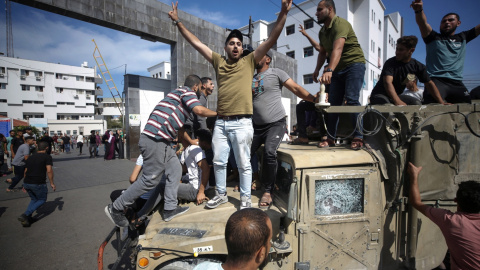 Palestinos subidos en un jeep militar israelí por las calles de Gaza tras el asalto a los asentamientos de colonos israelíes.