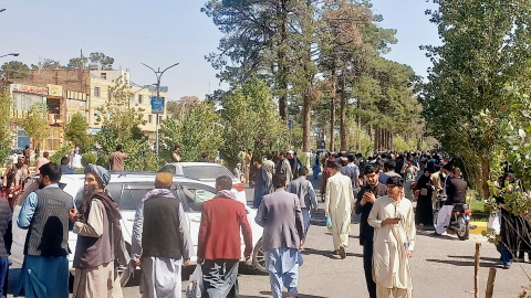 Varias personas reunidas en las calles de Herat, a 7 de octubre de 2023, tras una oleada de seísmos.