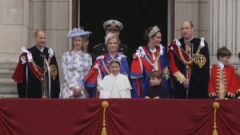 Carlos III y Camila saludan a los británicos desde el balcón del palacio de Buckingham