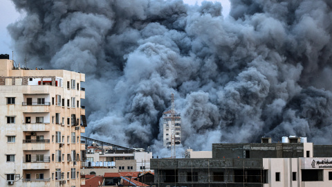 Un bombardeo israelí contra un edificio residencial en Gaza este sábado, cuando las milicias de Hamás lanzaron un ataque sorpresa que ha causado centenares de muertos en Israel.