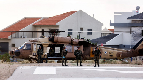 Soldados de Israel cerca de un helicóptero militar en un hospital tras el ataque de Hamás el pasado 7 de octubre.