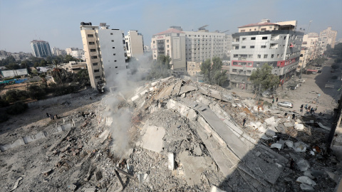 Las ruinas de la Torre Watan, en Gaza, destruida durante los ataques aéreos israelíes en el segundo día del conflicto en curso entre Israel y el grupo militante palestino Hamás.