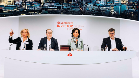 De izquierda a derecha, la directora global de Relaciones con Inversores, Begoña Morenés, el consejero delegado, Héctor Grisi, la presidenta, Ana Botín, y el director Financiero, José García Cantera, en la Santander Investor Day.