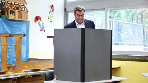 Markus Söder, el principal candidato de la CSU, vota en la escuela Theodor Billroth a 08/10/2023.