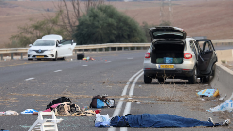 Los cadáveres de ciudadanos israelíes yacen en una carretera principal cerca del kibutz Gevim, cerca de la frontera con Gaza, el 7 de octubre de 2023, cuando militantes de Hamás atacaron varias localidades del sur del país.