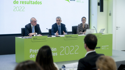 De izquierda a derecha, el director económico-financiero de Aena, José Leo, el presidente y consejero delegado de Aena, Maurici Lucena, y la directora de Comunicación de Aena, María Gómez, en la presentación de resultados de 2022. E.P./Alberto Orteg