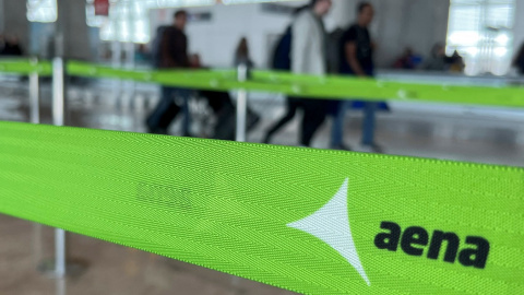 El logo de Aena en el Aeropuerto Adolfo Suarez Barajas de Madrid. REUTERS/Violeta Santos Moura