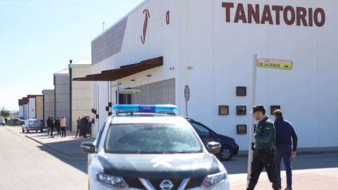 Un coche de la Guardia Civil frente al tanatorio de la localidad de El Rubio (Sevilla) a 28 de febrero de 2023