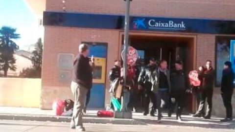 Un banco pide tres años de cárcel a ocho activistas por una protesta pacífica contra el desahucio de una madre y sus hijos