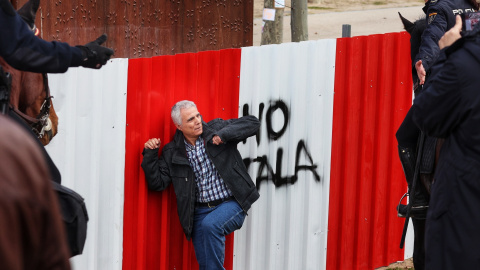 Un hombre protesta frente a la policía nacional a caballo durante la concentración para defender la arboleda de la zona de Madrid Río, que se verá afectada por las obras del Metro, a 18 de febrero de 2023, en Madrid